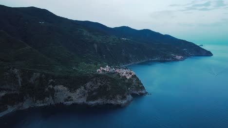 Drohnenaufnahme-Des-Dorfes-Coniglia-Im-Nationalpark-Cinque-Terre-In-Der-Dämmerung