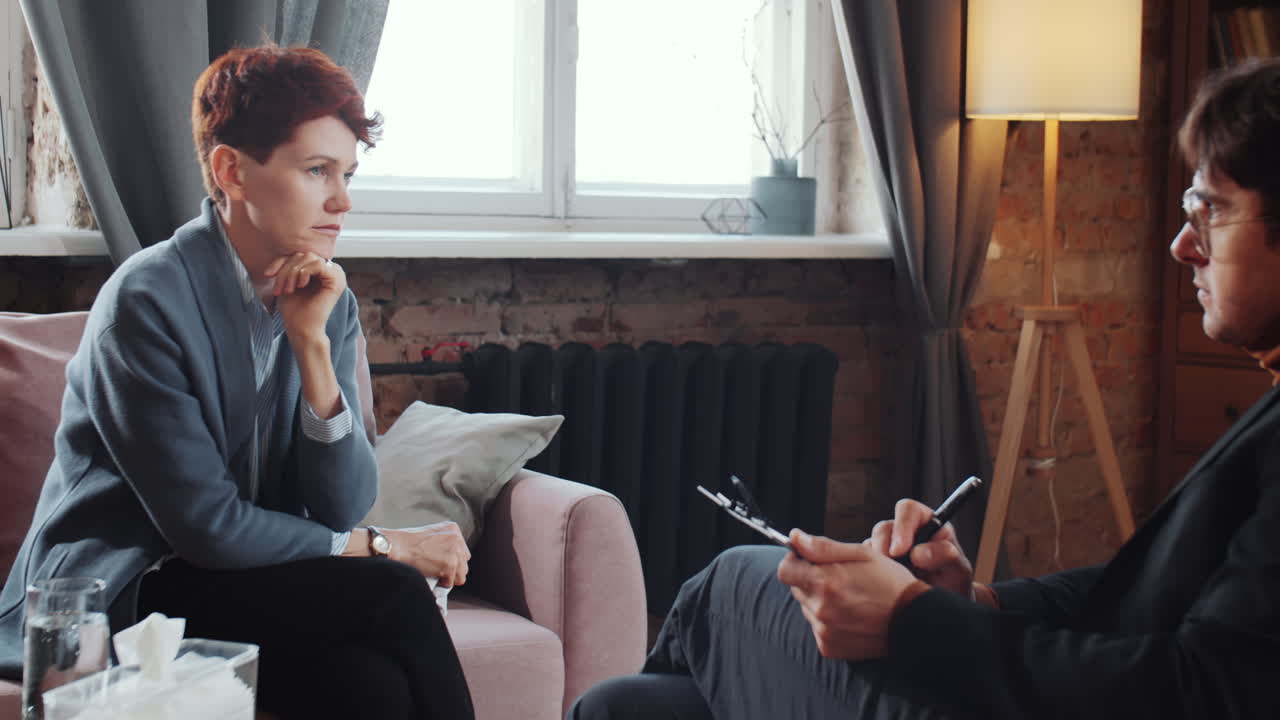 상담 심리학자 와 대화 하는 화가 난 여자