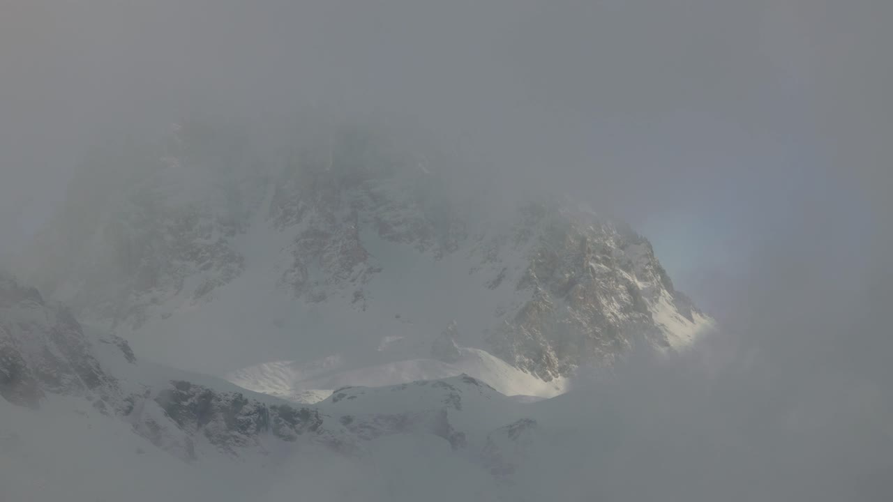 겨울의 안개는 산의 소나무에 에테리얼한 느낌을 줍니다.