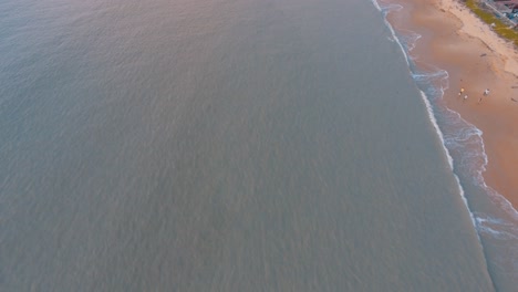 vista nocturna del atardecer en la playa dorada telaga air borneo