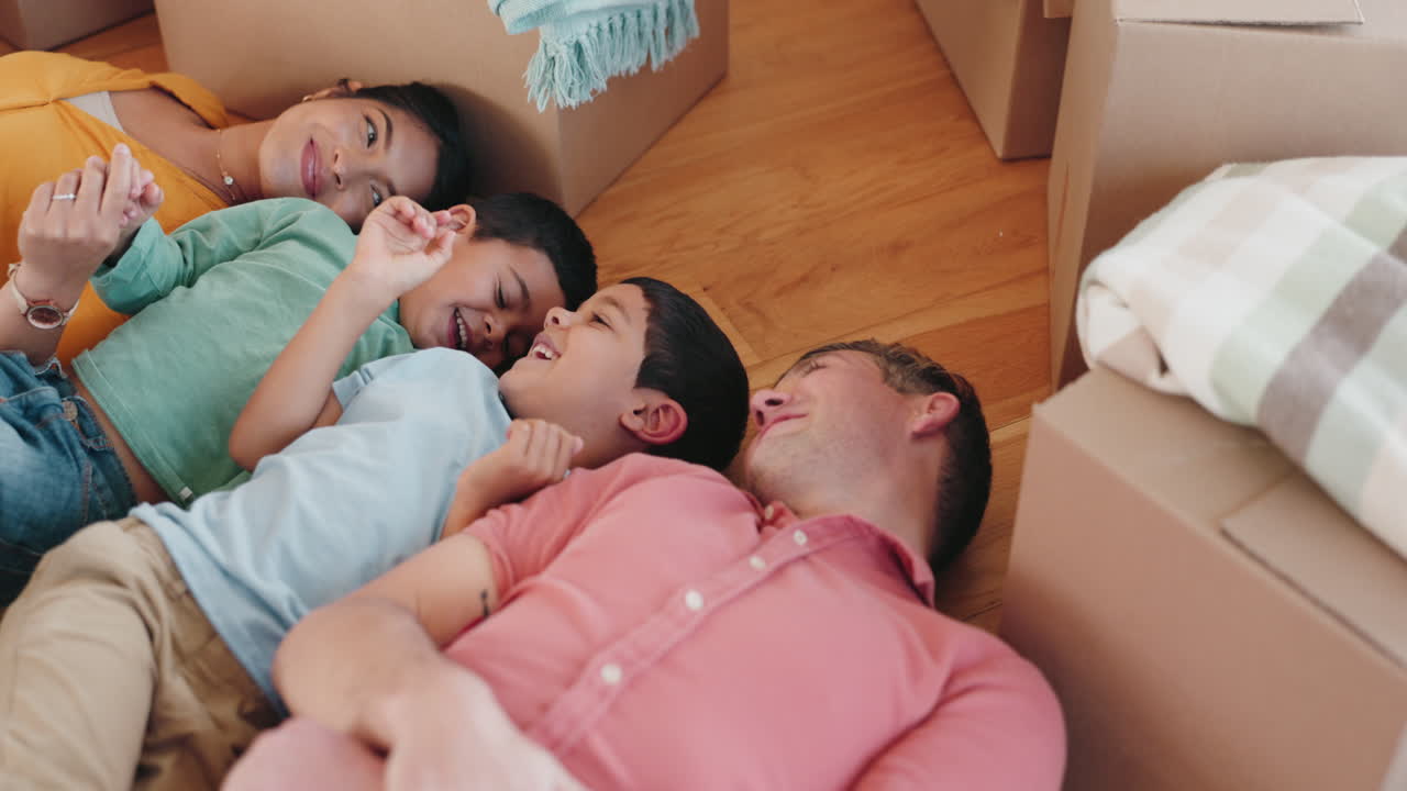 바닥, 새로운 집에서 가족과 함께 움직이고 상자