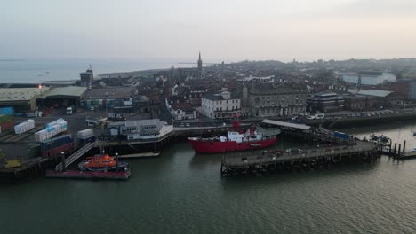 harwich rnli salvavidas y faro barco amarrado en pantalán aéreo de izquierda a derecha