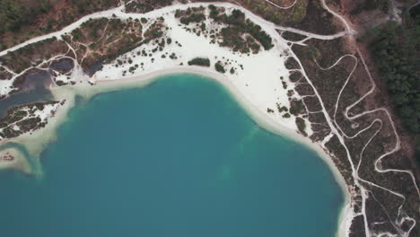 Weißer-Sand-Am-Ufer-Des-Sees-&#39;t-Nije-Hemelriek-Mit-Ruhigem-Blauen-Wasser-In-Gasselte,-Niederlande