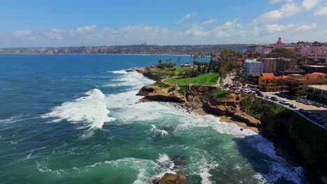 Wellen-Krachen-An-Der-Zerklüfteten-Küste-Von-Shell-Beach-In-La-Jolla,-Kalifornien,-USA