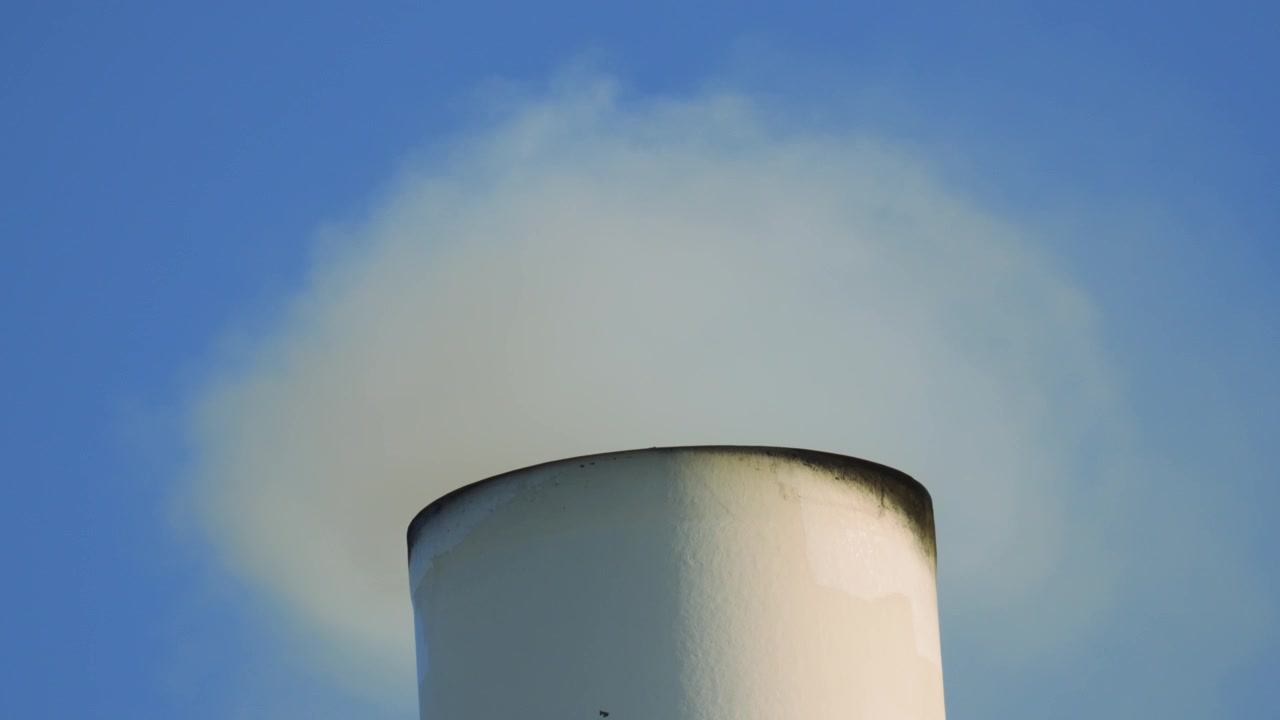 Ciminiera industriale che emette grandi quantità di emissioni di CO2 nell'aria. Slow Motion 4K.