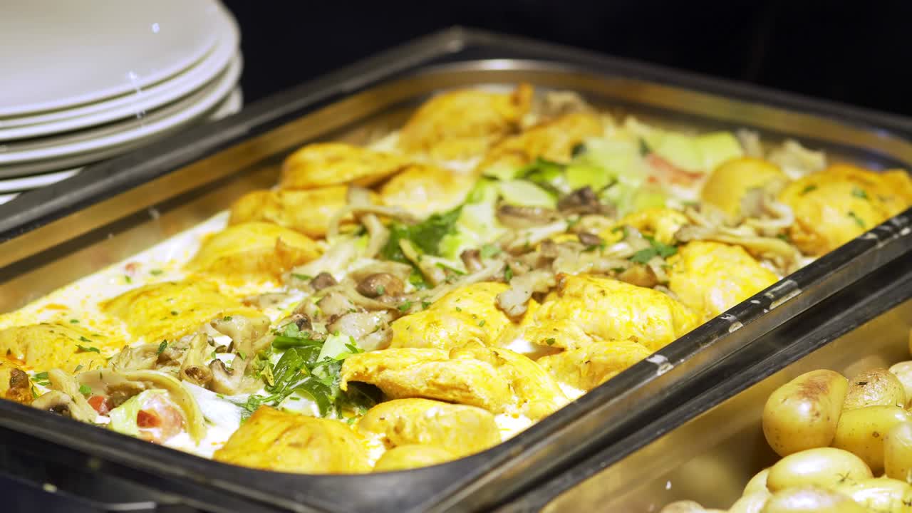 los huéspedes del restaurante eligen la comida de un buffet