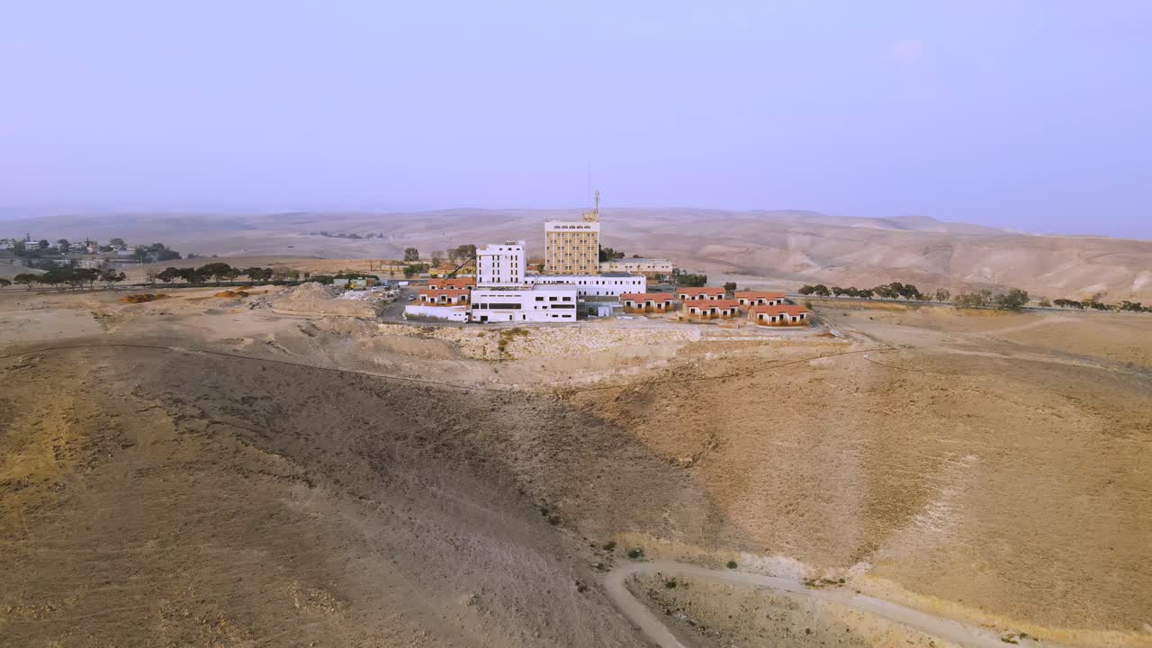 이스라엘 남부의 네게브 사막의 사막에 있는 한 호텔에서 드론이 아졌다.