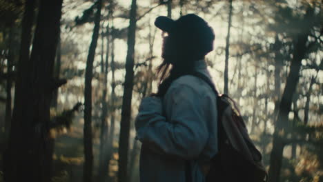 mujer caminando en un bosque