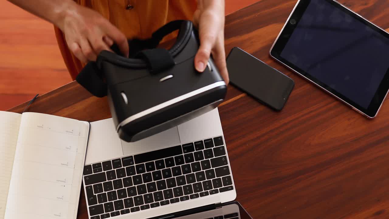 mujer caucásica usando una computadora portátil en casa