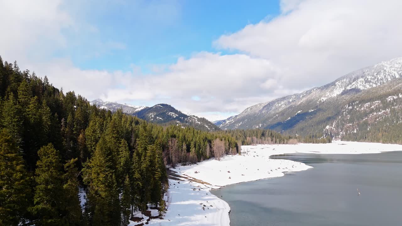 magnífica vista de avión no tripulado del lago kachess con banco de nieve y bosque perenne en el estado de washington