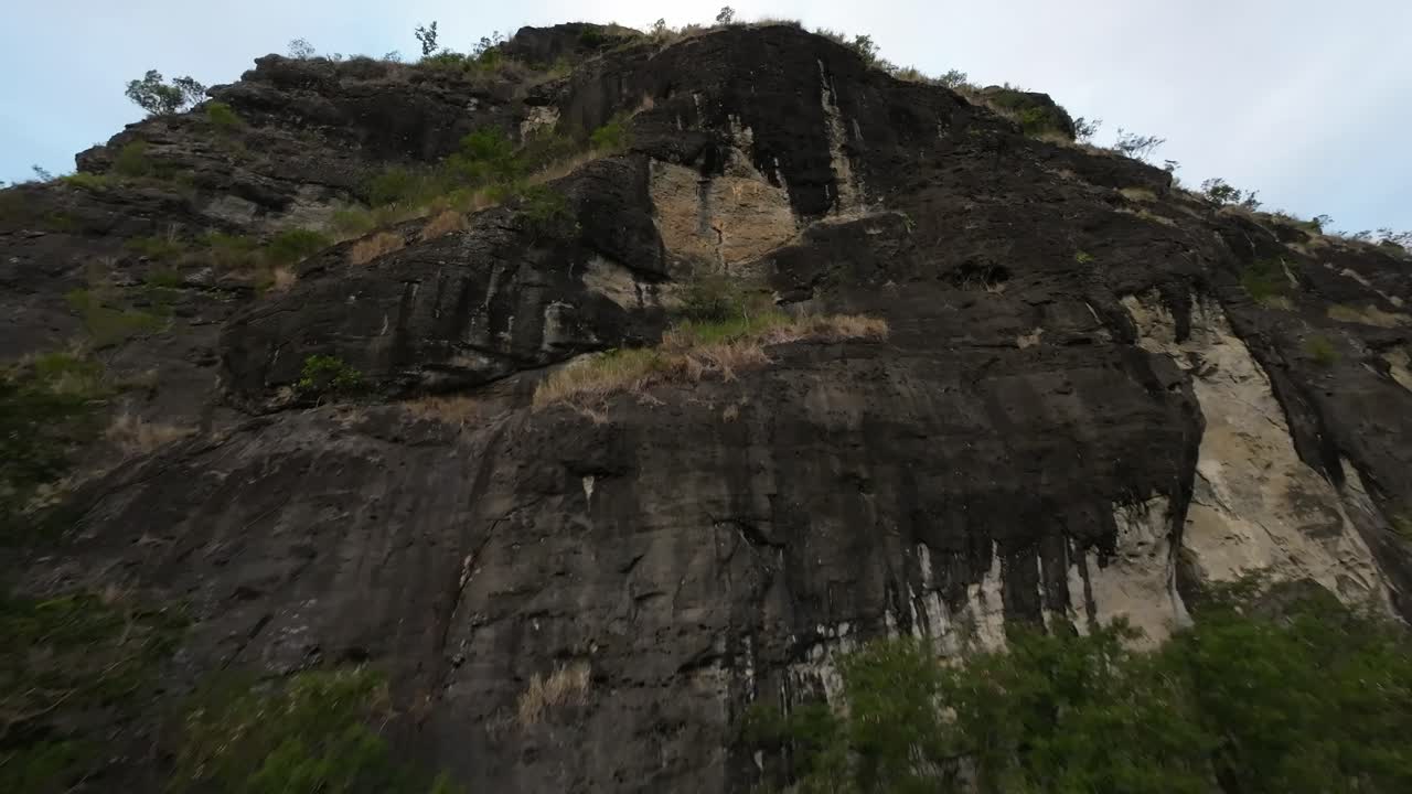 피지 의 산 들 위 에 있는 드론 영상