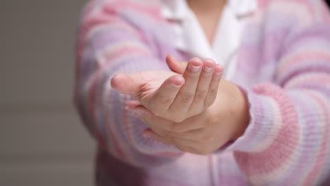primer plano de una mujer auto-masaje y relajación artritis con estiramiento del dedo y el brazo después de su mano doloroso de síndrome de oficina