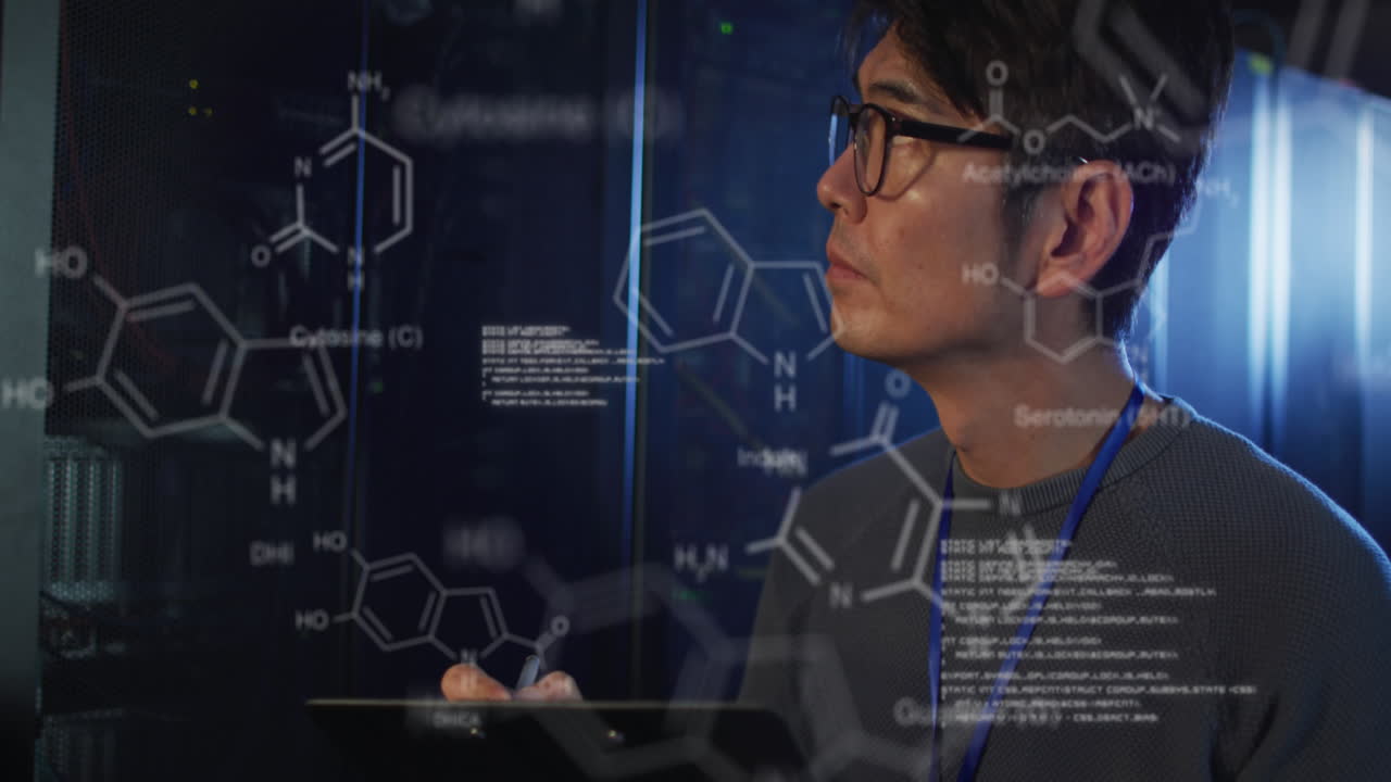 서버  ⁇ 에서 일하는 아시아 남성 엔지니어에 대한 화학 구조 및 데이터 처리 애니메이션
