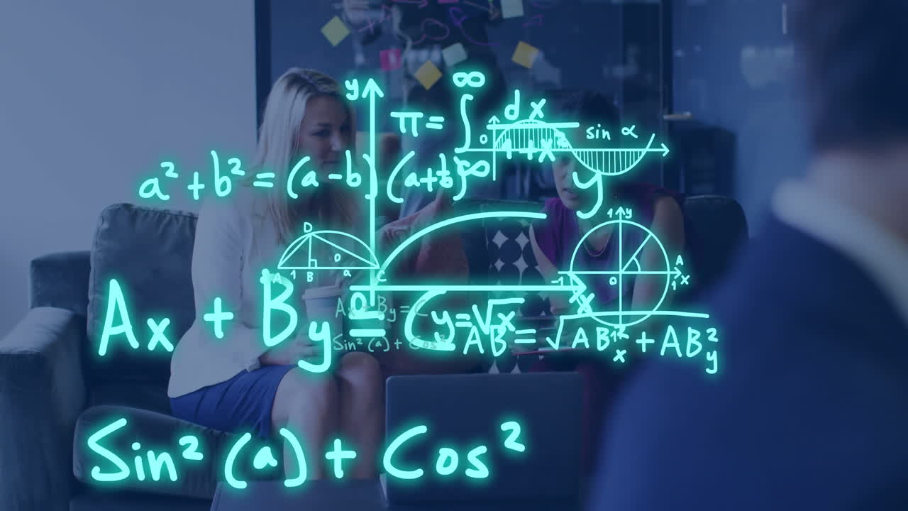 animación de ecuaciones matemáticas sobre diversas colegas femeninas usando computadora portátil en una oficina casual