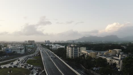 Weitwinkelaufnahme-Aus-Der-Luft,-Die-Den-Verkehr-Auf-Der-Autobahn-In-Vacoas-Phoenix-An-Einem-Regnerischen-Tag,-Mauritius,-Zeigt