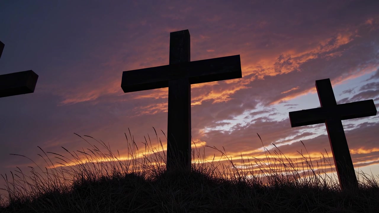 Tre croci di legno in silhouette contro un cielo suggestivo al tramonto