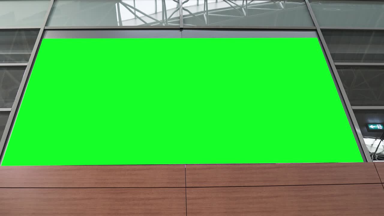cartel en pantalla ancha vacío con pantalla verde, canal alfa. marco de llave de croma en el pasillo del aeropuerto, gran pancarta para el marketing.