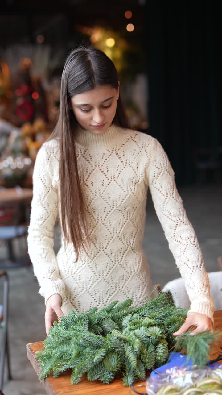 크리스마스 꽃받침 을 만드는 여자