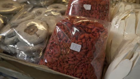 semillas de vidrio de matrimonio asiático chino secado lycium chinensis en el mercado de comida callejera para la venta