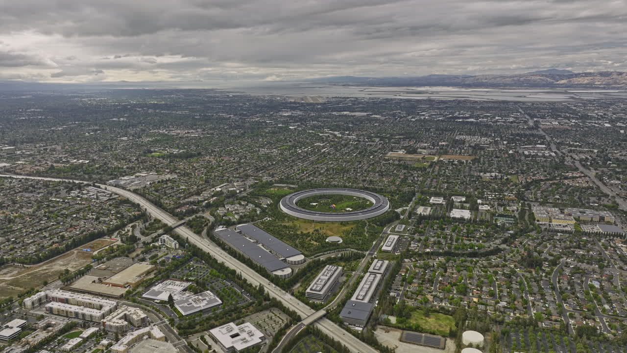 cupertino california antena v6 vista de ángulo alto drone volar alrededor del gigante mundial de la tecnología apple park campus capturando la autopista junipero serra y los vecindarios circundantes - filmado con mavic 3 cine - junio de 2022