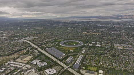 Cupertino-California-Antena-V6-Vista-De-ángulo-Alto-Drone-Volar-Alrededor-Del-Gigante-Mundial-De-La-Tecnología-Apple-Park-Campus-Capturando-La-Autopista-Junipero-Serra-Y-Los-Vecindarios-Circundantes---Filmado-Con-Mavic-3-Cine---Junio-De-2022