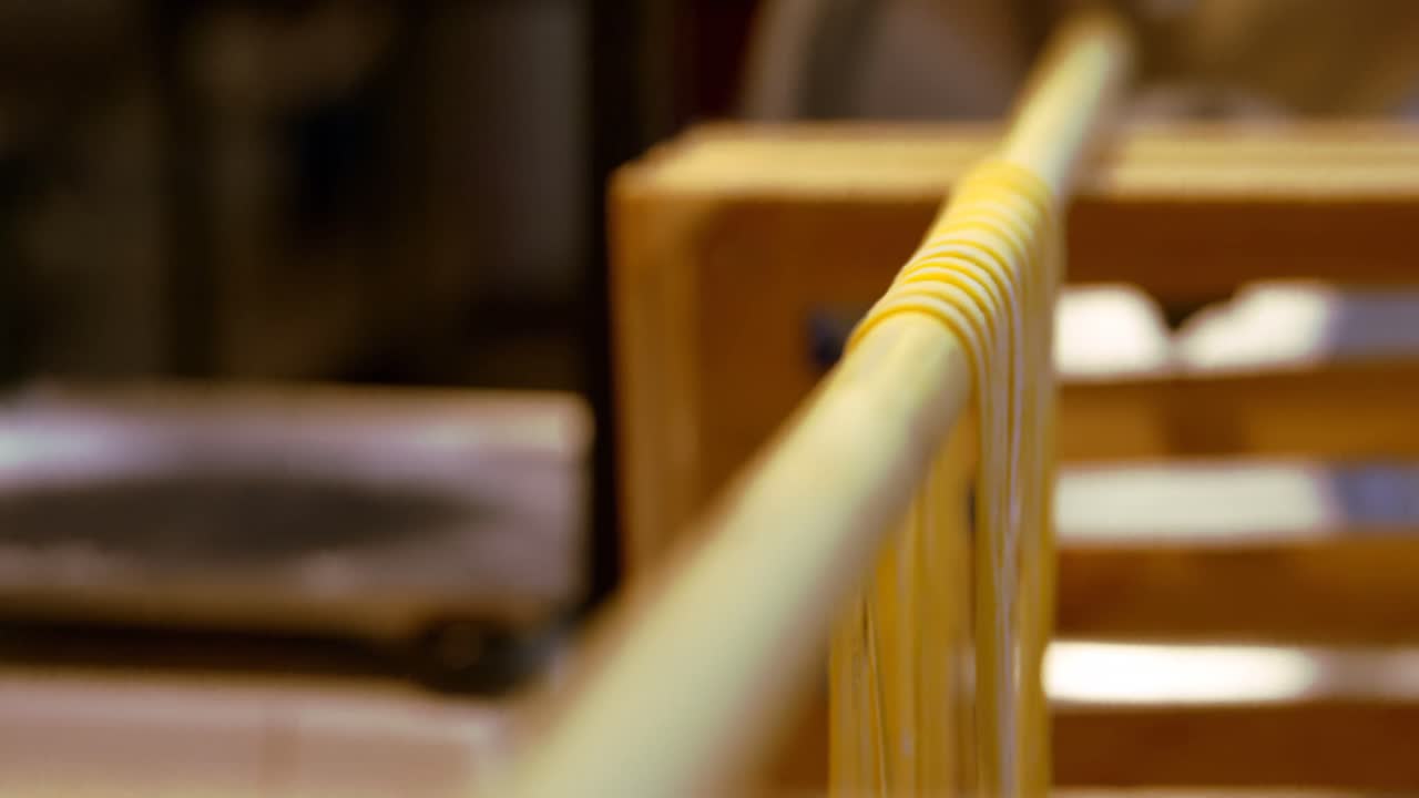 파스타 라크 4k에 파스타를 정리하는 베이커