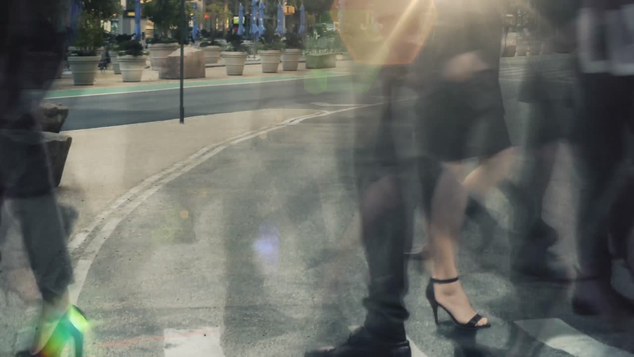 hombres de negocios caminando por la calle en un día ocupado 4k