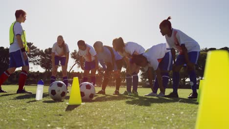 equipo de fútbol femenino agotado después de entrenar en el campo de fútbol. 4k