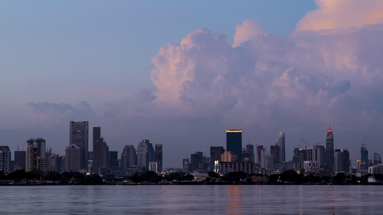 방콕의 스카이라인 위로 폭풍우가 몰아치는 시간 경과