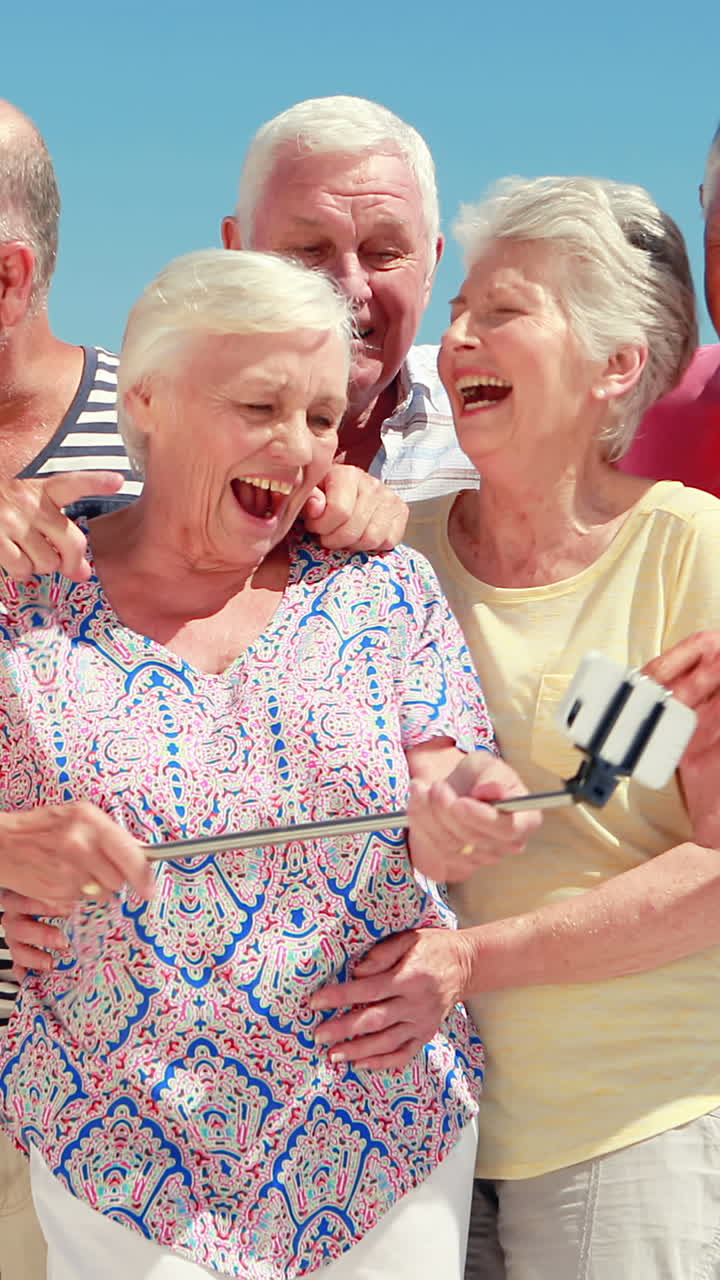 amigos mayores tomándose una selfie