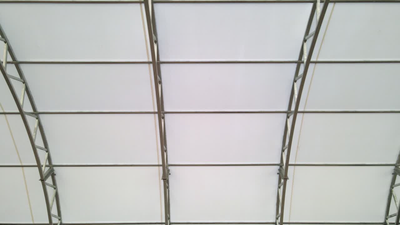 홀 안의 아치형 금속 강철 구조의 천장 지붕