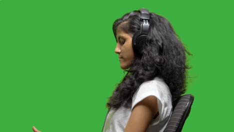 menina usa fones de ouvido e ouve músicas em croma