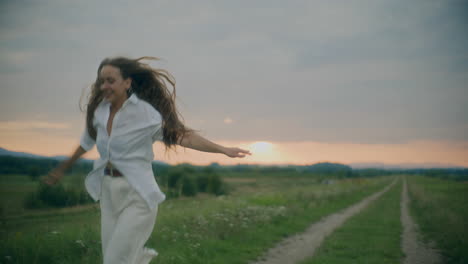 Mujer-Sonriente-Corriendo-Y-Bailando