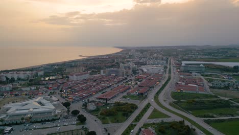 Impresionante-Vista-General-De-La-Ciudad-Turística-Lateral-Cerca-De-La-Costa-Mediterránea-En-Turquía