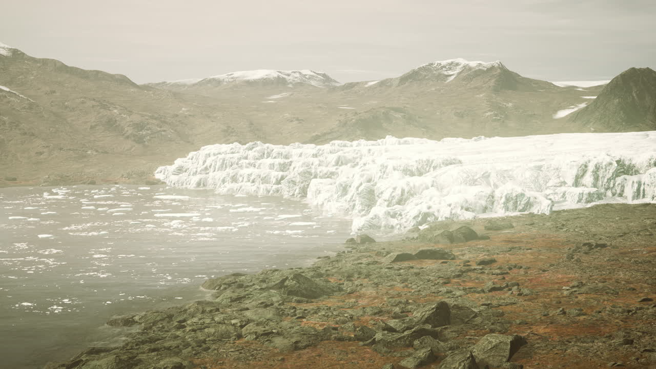 Grande glaciar nas montanhas do Alasca no verão