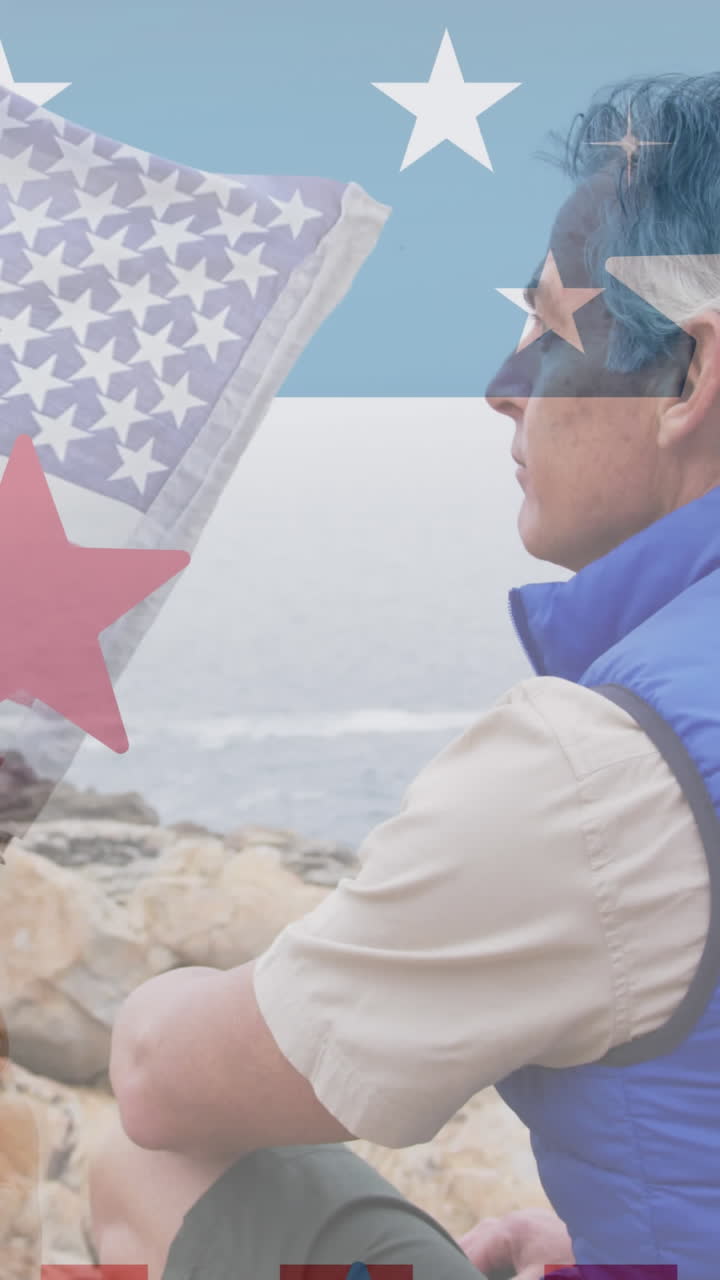 animación de la bandera estadounidense sobre un hombre caucásico sénior sentado en rocas en las montañas