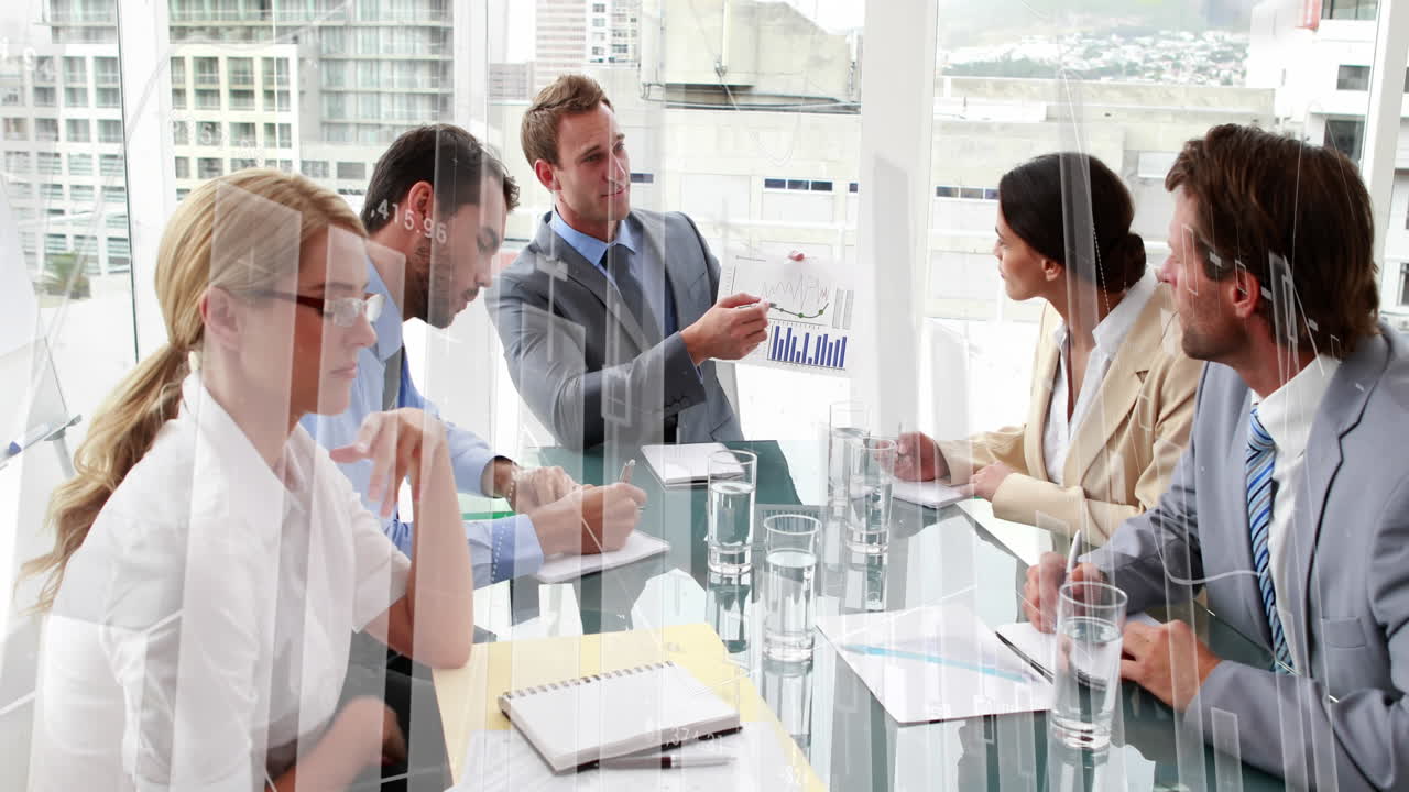 사무실에서 다양한 사업가에 대한 금융 데이터 처리의 애니메이션