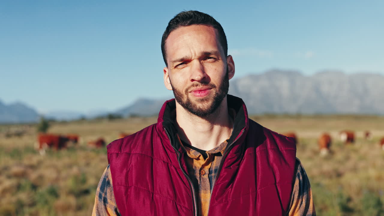 granjero, cara y hombre en el campo con la vaca