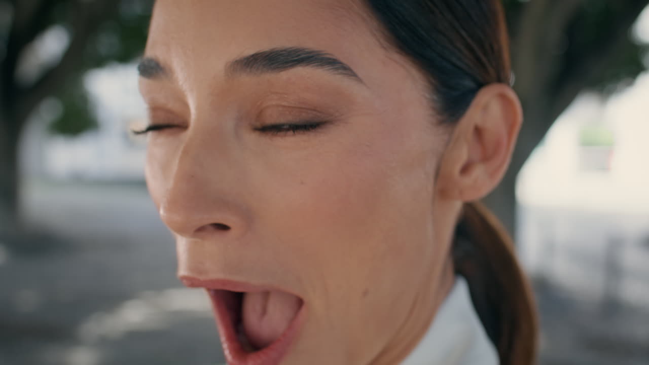 초상화 흥분 행복한 여자가 카메라를 보고 웃고 소녀가 기하고 놀랐다.