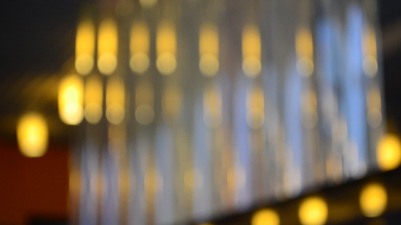 Bellissimo interno di una caffetteria con bokeh. Interno di una caffetteria
