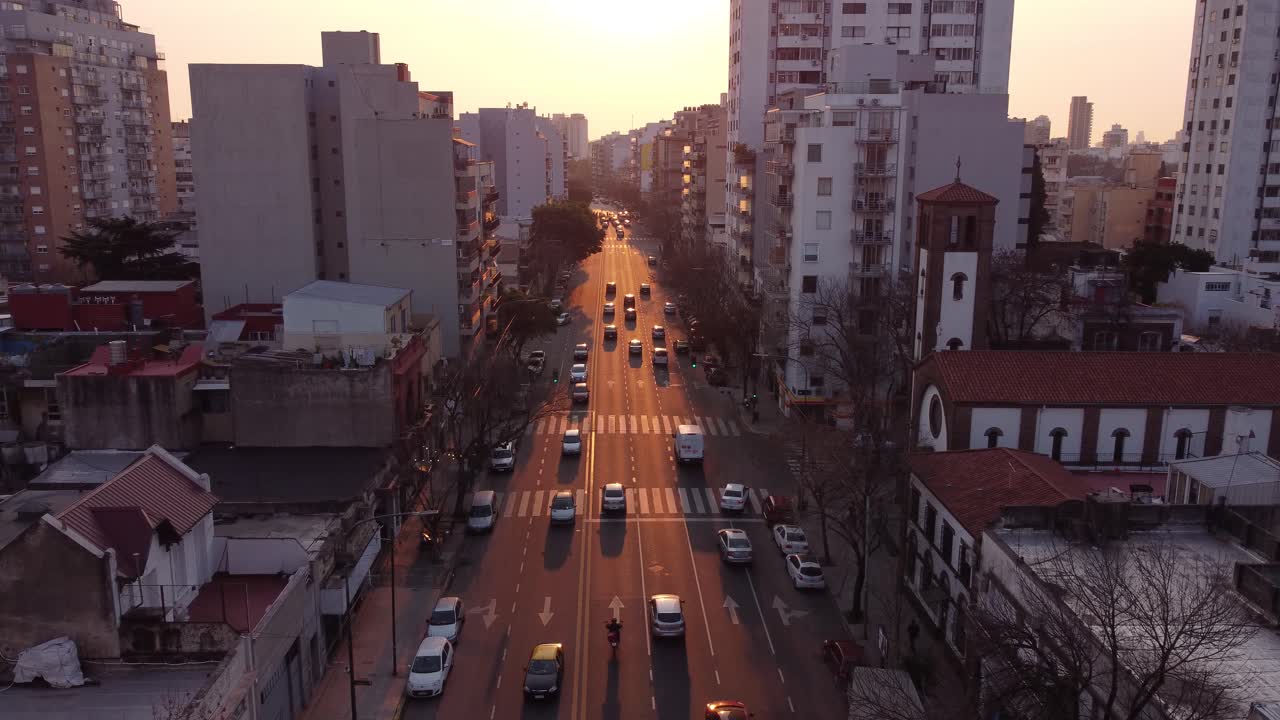 vista aérea que muestra el tráfico en la gran avenida de buenos aires durante la luz dorada del atardecer, argentina