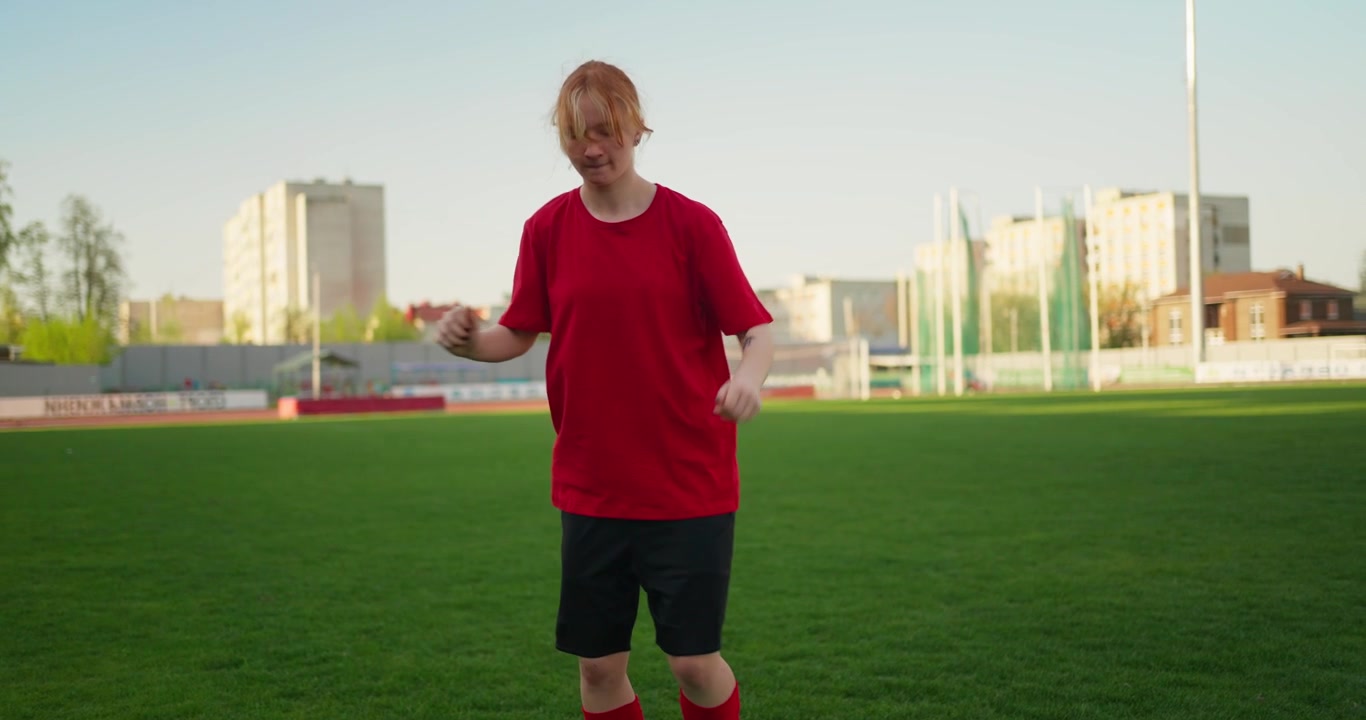 Jovem Jogador de Futebol Driblando a Bola em Campo de Grama Verde