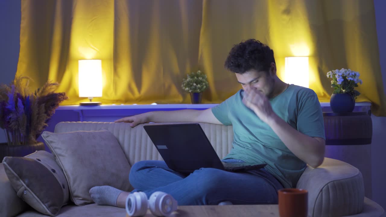 un hombre que tiene un colapso nervioso en casa por la noche.