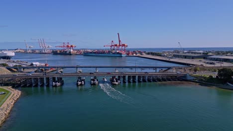 vista aérea del puerto marítimo de fremantle, el río swan y el puente de tráfico de automóviles en perth, australia occidental