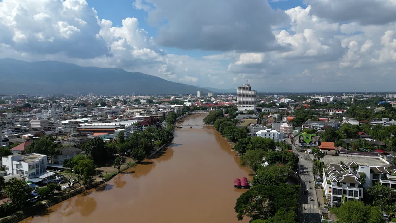 lento vuelo aéreo hacia adelante sobre el río ping en chiang mai, tailandia