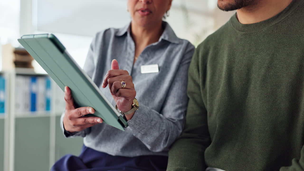 el médico discutiendo información con el paciente