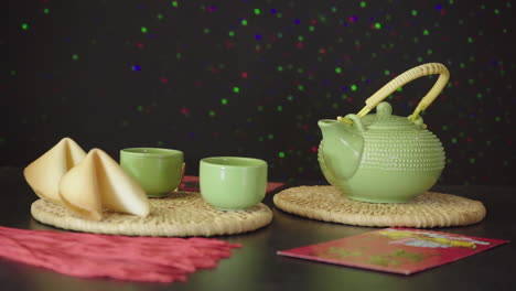 tetera china, tazas de té, galletas de la fortuna