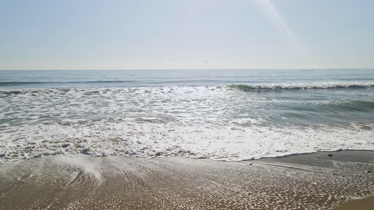 천천히 옆으로 움직이는 빈 해변