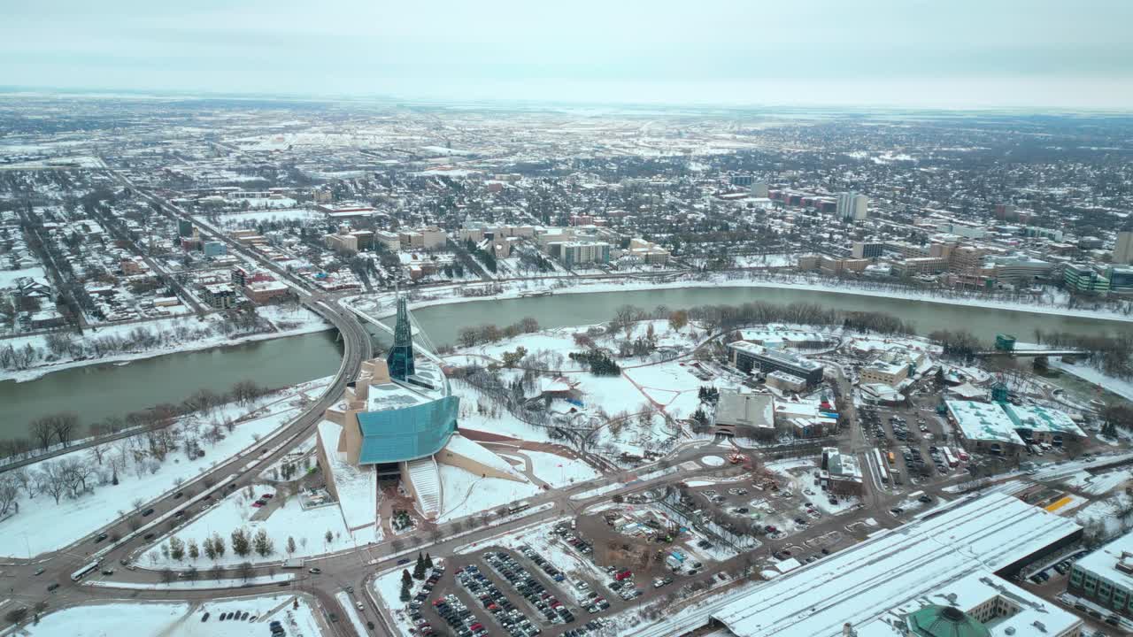 establecimiento del museo canadiense de derechos humanos winnipeg manitoba canadá centro de la ciudad rascacielos edificios en la ciudad paisaje nublado horizonte nieve invierno dron 4k disparo estático no se mueve
