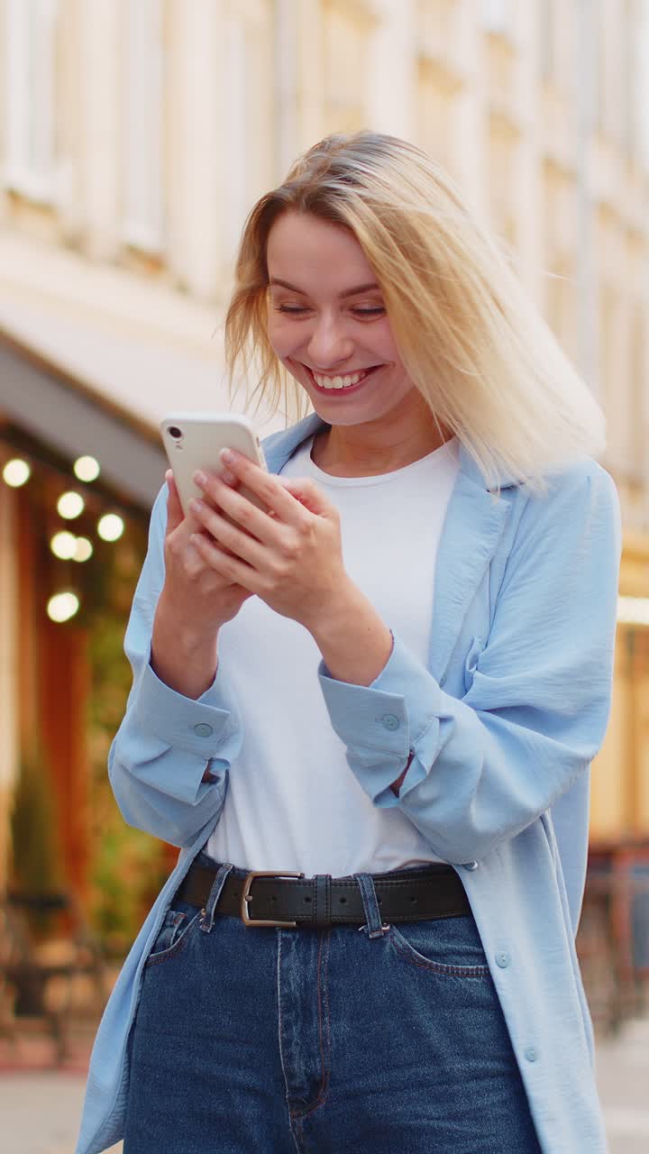 mujer feliz usando teléfono móvil celebrando ganar buen mensaje noticias lotería casino premio mayor victoria